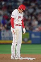 　７回、塁上で笑顔の大谷