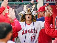 　カブス戦の４回、１６号ソロを放ち、かぶとをかぶって祝福されるエンゼルス・大谷