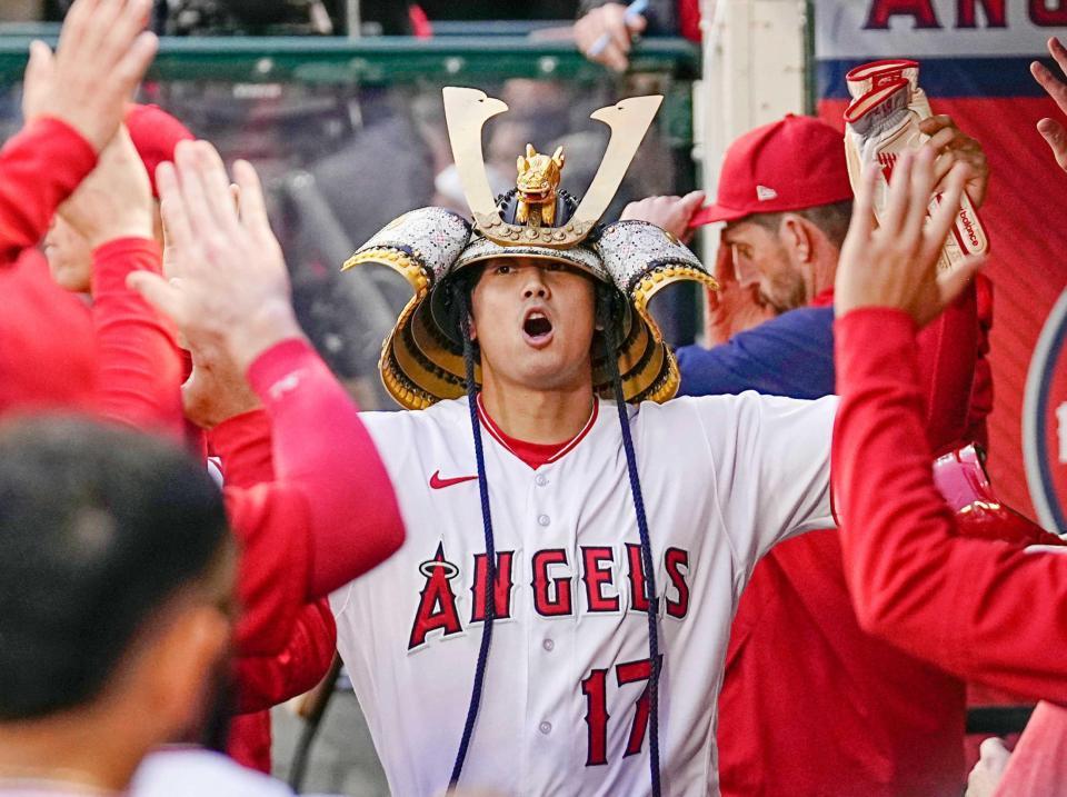 　カブス戦の４回、１６号ソロを放ち、かぶとをかぶって祝福されるエンゼルス・大谷