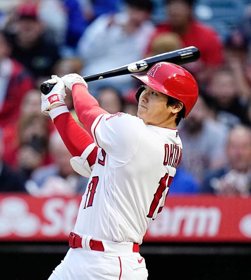 　４回、１６号ソロを放つ大谷（共同）