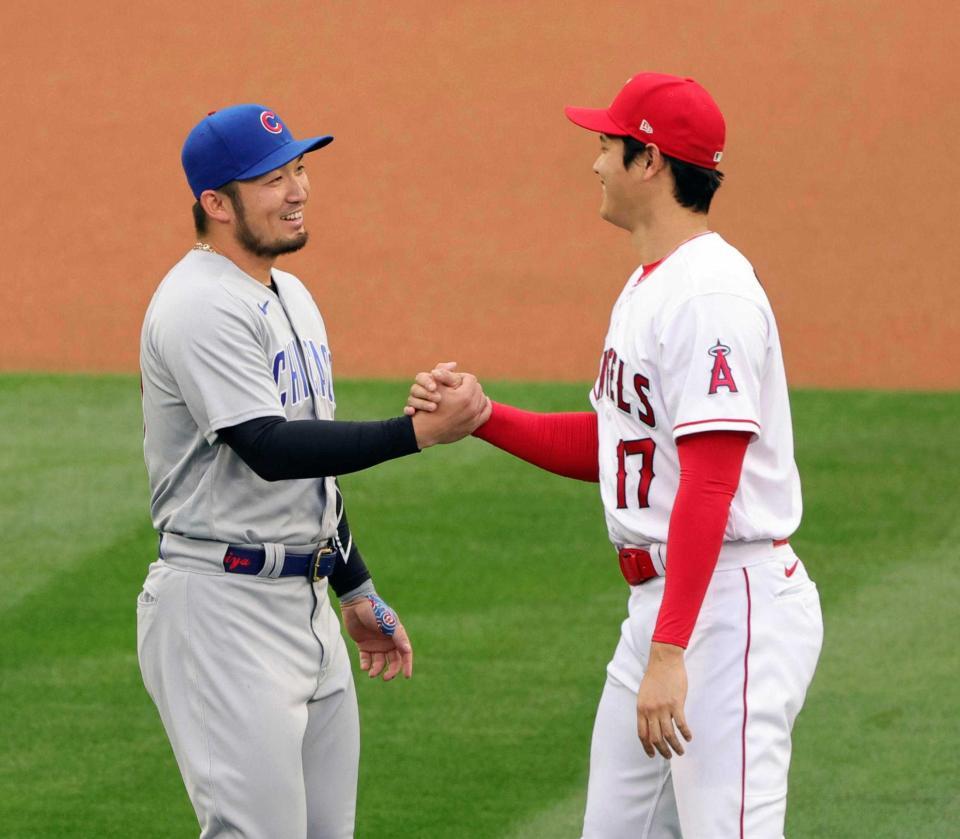 　試合前にあいさつを交わす鈴木（左）と大谷