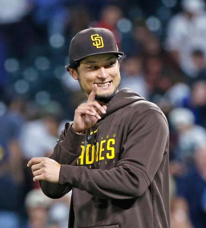 　ロッキーズ戦でメジャー通算１００勝目を挙げ、笑顔を見せるパドレスのダルビッシュ（共同）