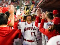 　３回、２試合連続本塁打となる１８号２ランを放ち、かぶとをかぶって祝福される大谷