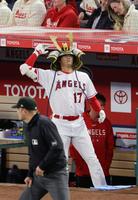 　３回、２試合連続本塁打となる１８号２ランを放ち、ブルペンに向かって手を振る大谷