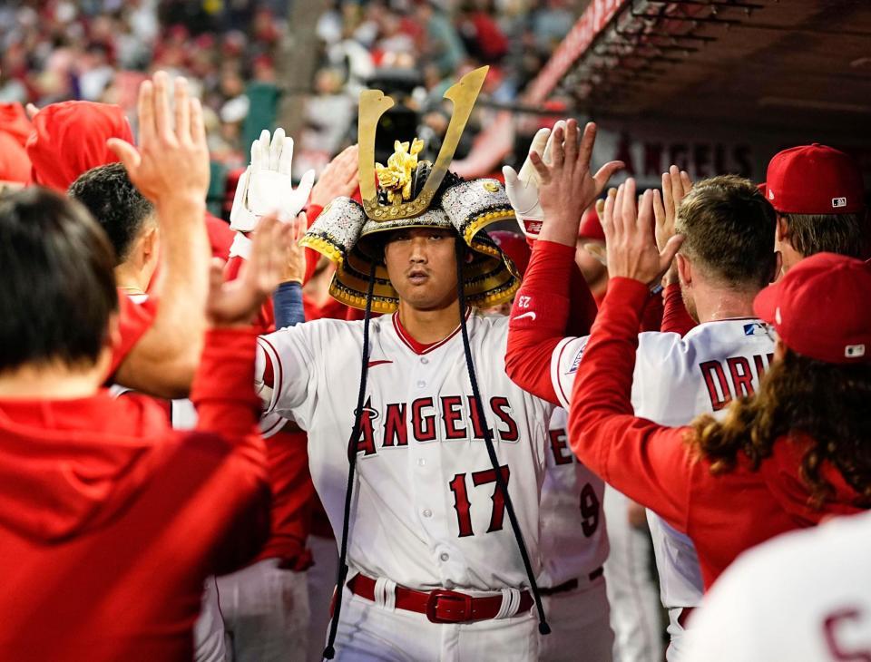 　３回、２試合連続本塁打となる１８号２ランを放ち、かぶとをかぶって祝福される大谷