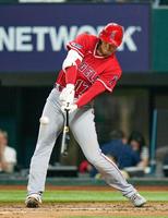 　４回、左前打を放つ大谷