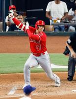 　４回、左前打を放つ大谷