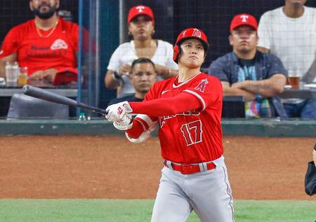 　９回、２１号２ランを放つ大谷（共同）