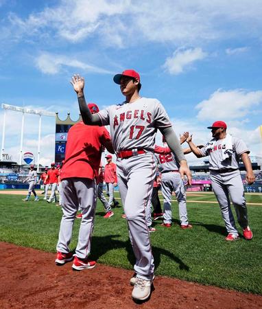 　ロイヤルズに勝利した大谷（17）。逆転の24号２ランを放った