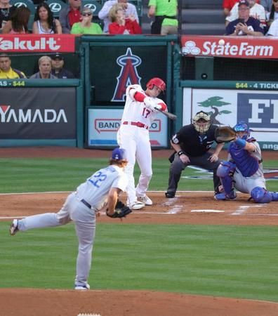 　１回、左飛に倒れる大谷。投手カーショー