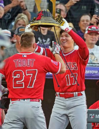 　５回、ソロ本塁打を放ったトラウト（左）にかぶとをかぶせて祝福する大谷（ＡＰ＝共同）