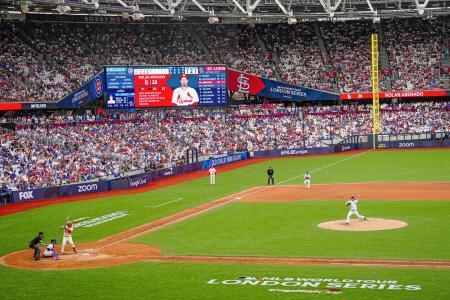 　ロンドンで４年ぶりに開催された米大リーグの公式戦。カブスとカージナルスが対戦した＝２４日（ＭＬＢ提供・ゲッティ＝共同）