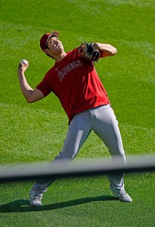 　ロッキーズ戦の前、観客に向けボールを投げる大谷