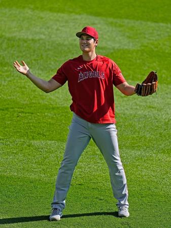 　ロッキーズ戦の前、ウオーミングアップする大谷