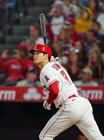 　ホワイトソックス戦の７回、28号ソロを放つ大谷。先発登板した試合で初めて２本塁打を放った