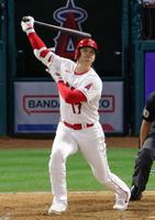 　ホワイトソックス戦の７回、28号ソロを放つ大谷。先発登板した試合で初めて２本塁打を放った