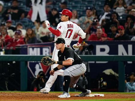 　９回、二塁内野安打を放ち一塁に駆け込む大谷