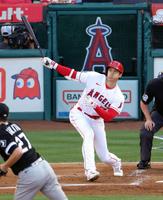 　１回、三塁打を放つ大谷