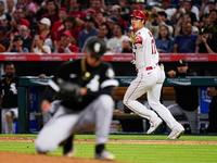 　８回、中前打を放ち、ミドルトンを気遣う大谷