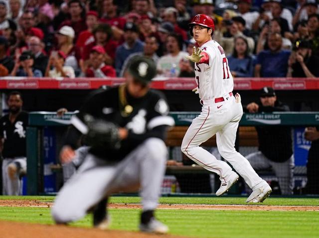 【写真】一塁へ走りながら相手投手を気遣う優しい大谷