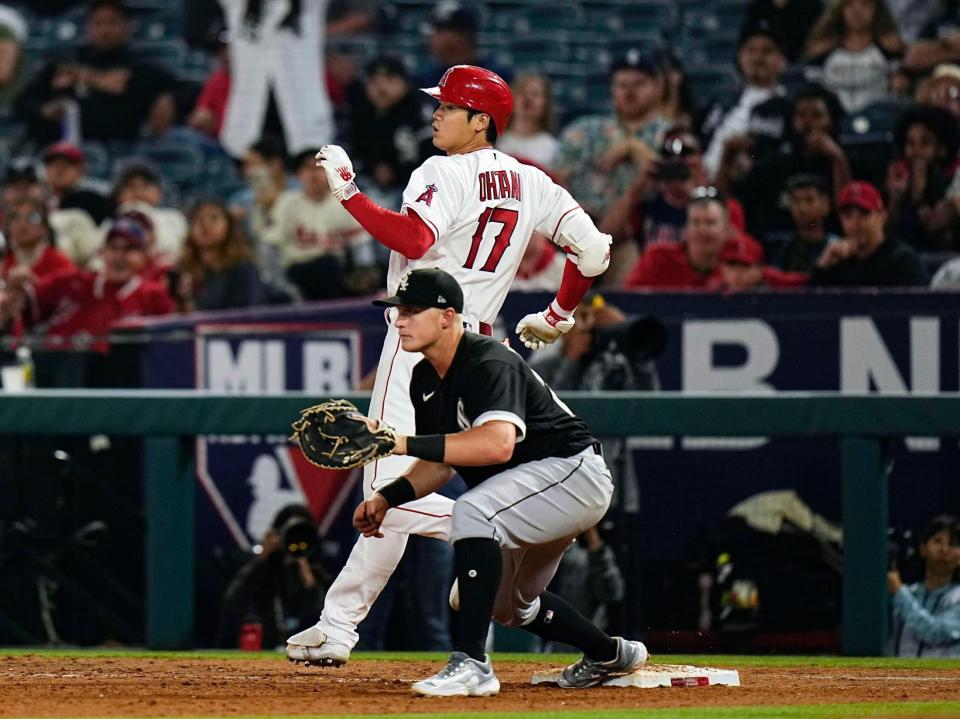 　９回、二塁内野安打を放ち一塁に駆け込む大谷