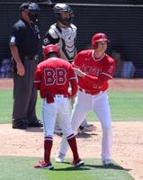 　４回、申告敬遠され一塁へ向かう大谷