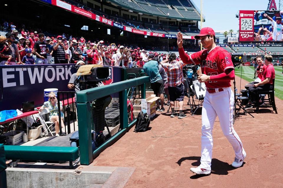 　ホワイトソックス戦の前、観客の声援に応える大谷