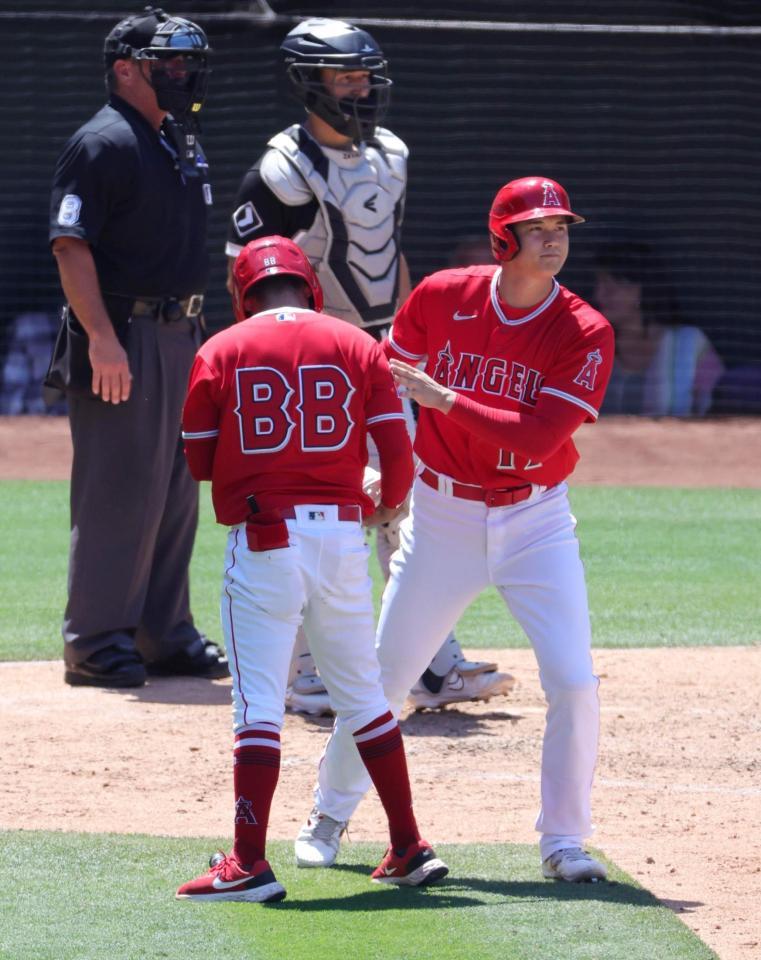 　４回、申告敬遠され一塁へ向かう大谷