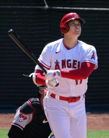 　８回、３１号ソロを放つエンゼルス・大谷