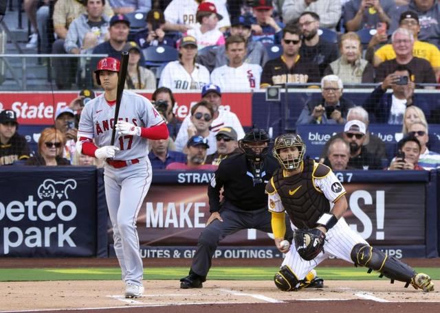 大谷翔平、勝負避けられ無安打２四球　快音期待の敵地がブーイング　エ軍は拙攻１４残塁３併殺完敗、トラウト左手負傷？気がかり