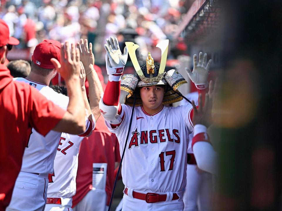 　ベンチでタッチを交わすエンゼルス・大谷