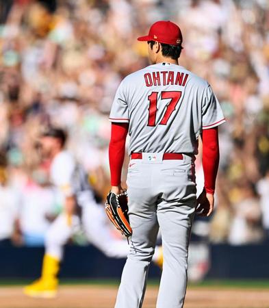 　６回、クロネンワース（奥）に２者連続となる本塁打を浴びた大谷（１７）