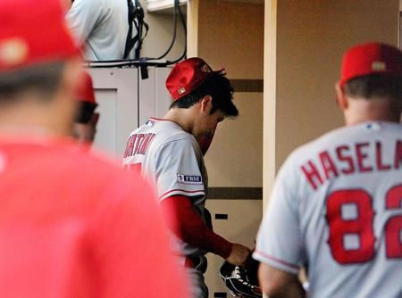 　６回途中、５失点で降板となった大谷（中央）