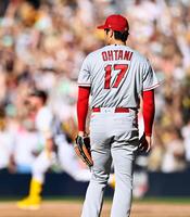 　６回、クロネンワース（奥）に２者連続となる本塁打を浴びた大谷（１７）