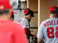 　６回途中、５失点で降板となった大谷（中央）