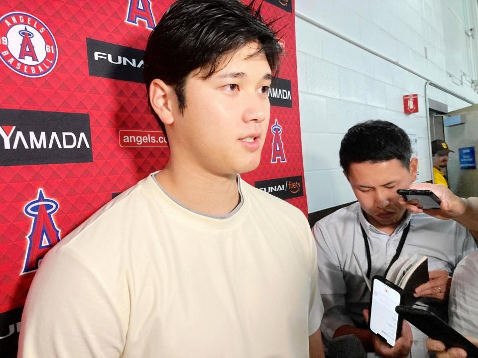 　試合後に日米報道陣の質問に答える大谷（撮影・小林信行）