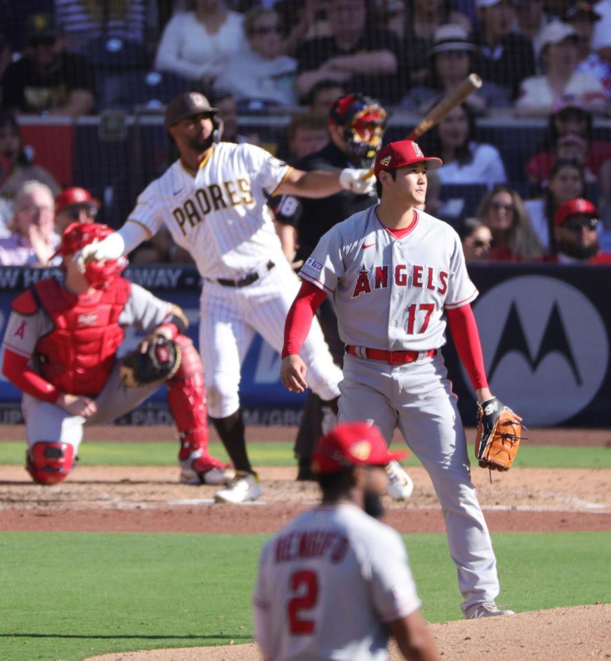 　６回、ボガーツに２ランを浴びる大谷（１７）