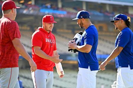 　ギプスを巻いてグラウンド入りしたトラウト（左から２人目）。左手首を骨折し負傷者リスト入りしている