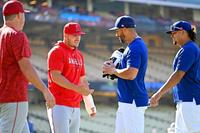 　ギプスを巻いてグラウンド入りしたトラウト（左から２人目）。左手首を骨折し負傷者リスト入りしている