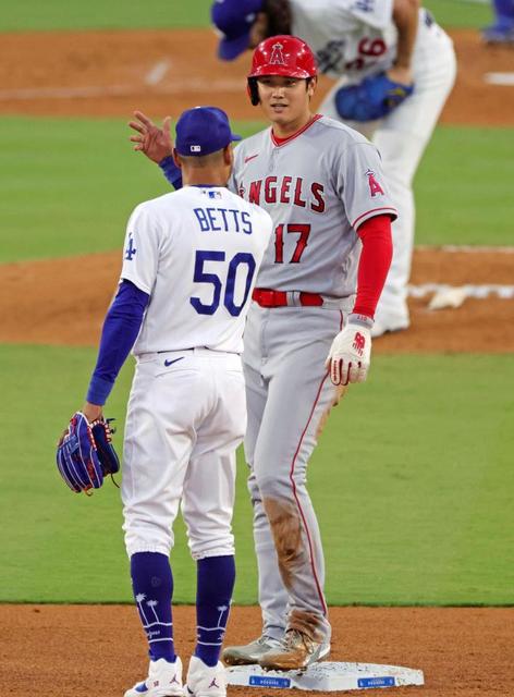 異例！大谷翔平、試合中に敵軍スター二塁手から握手求められる 18年