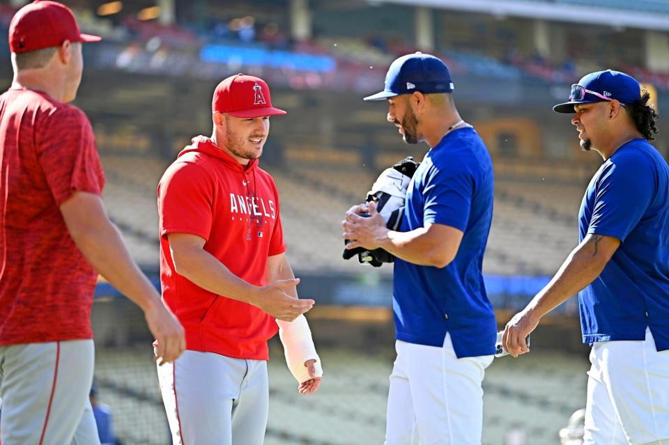 　ギプスを巻いてグラウンド入りしたトラウト（左から２人目）。左手首を骨折し負傷者リスト入りしている