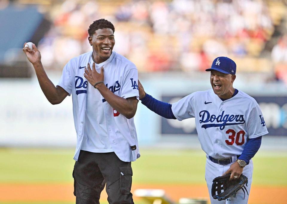 　始球式を行ったＮＢＡレーカーズの八村。右はドジャースのロバーツ監督（共同）