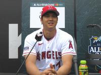 恒例のテーブル会見で日米取材陣の質問に答える大谷（撮影・小林信行）