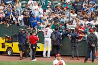 　練習を終え、サインの求めに応じるエンゼルス・大谷（１７）