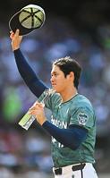 　ファン投票のア・リーグ最多得票でオールスター戦に出場し、歓声に応える大谷