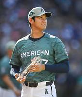 　ファン投票のア・リーグ最多得票でオールスター戦に出場し、トロフィーを手にする大谷
