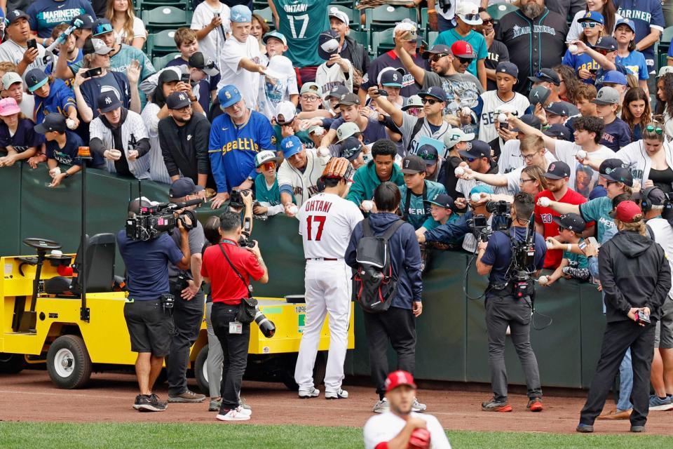 　練習を終え、サインの求めに応じるエンゼルス・大谷（１７）