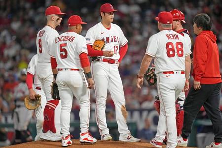 　６回途中、降板する大谷（ＡＰ＝共同）