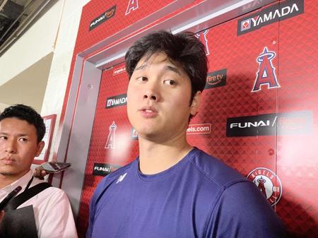 　試合後に取材に応じる大谷（撮影・小林信行）