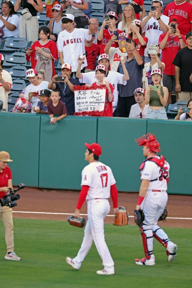 　試合前、練習を終えた大谷に声援を送るファン